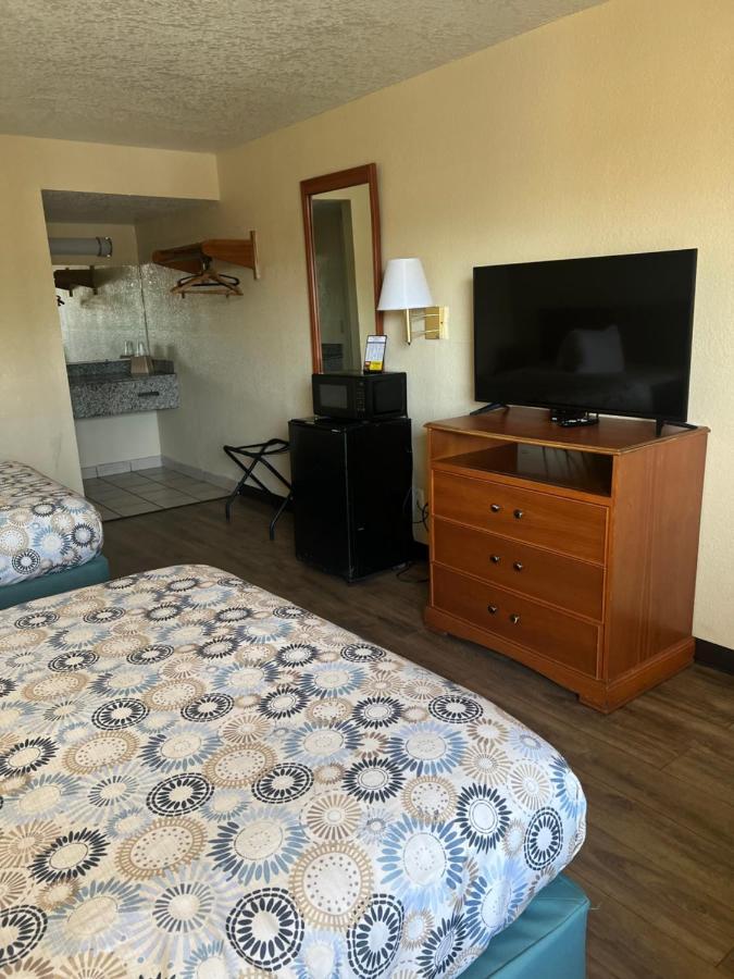 Hole Inn The Wall Hotel - Fort Walton Beach - Sunset Plaza - Nearby Beaches & Hurlburt Екстер'єр фото