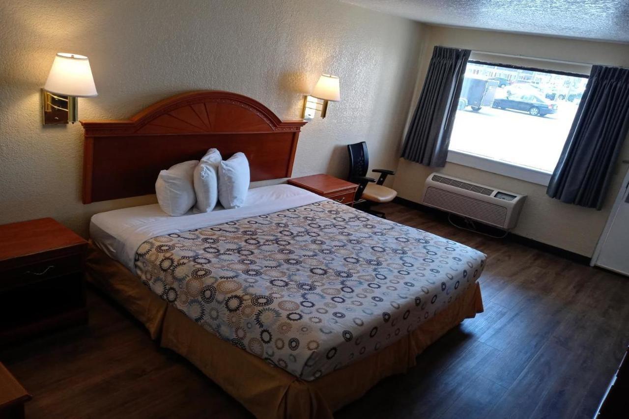 Hole Inn The Wall Hotel - Fort Walton Beach - Sunset Plaza - Nearby Beaches & Hurlburt Екстер'єр фото