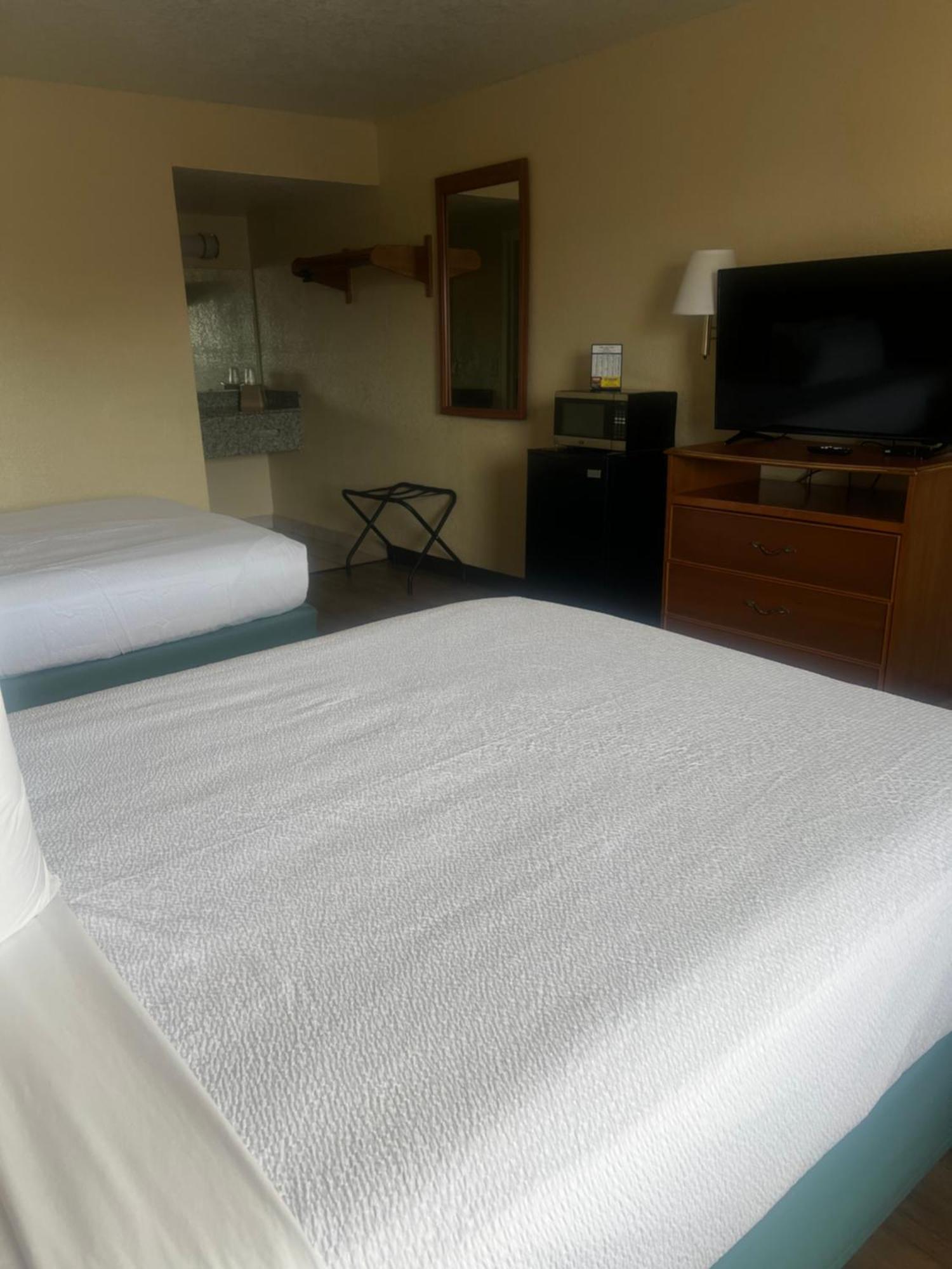 Hole Inn The Wall Hotel - Fort Walton Beach - Sunset Plaza - Nearby Beaches & Hurlburt Екстер'єр фото