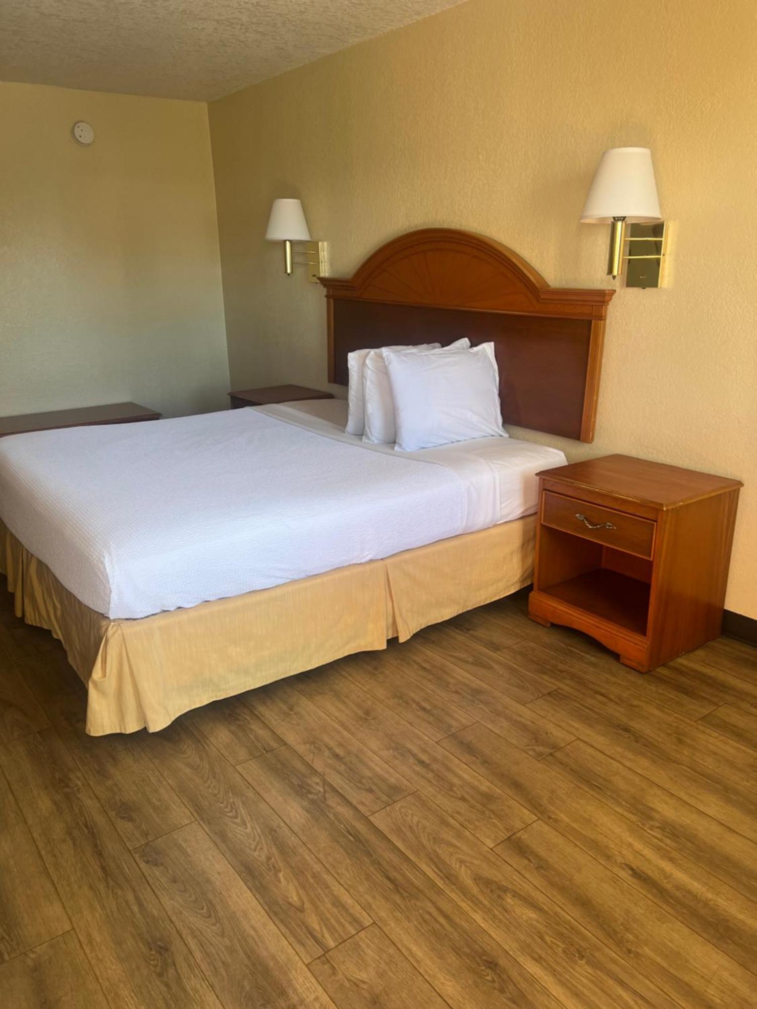 Hole Inn The Wall Hotel - Fort Walton Beach - Sunset Plaza - Nearby Beaches & Hurlburt Екстер'єр фото