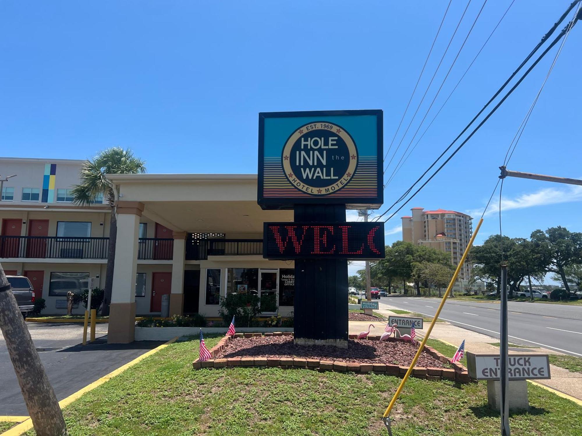 Hole Inn The Wall Hotel - Fort Walton Beach - Sunset Plaza - Nearby Beaches & Hurlburt Екстер'єр фото