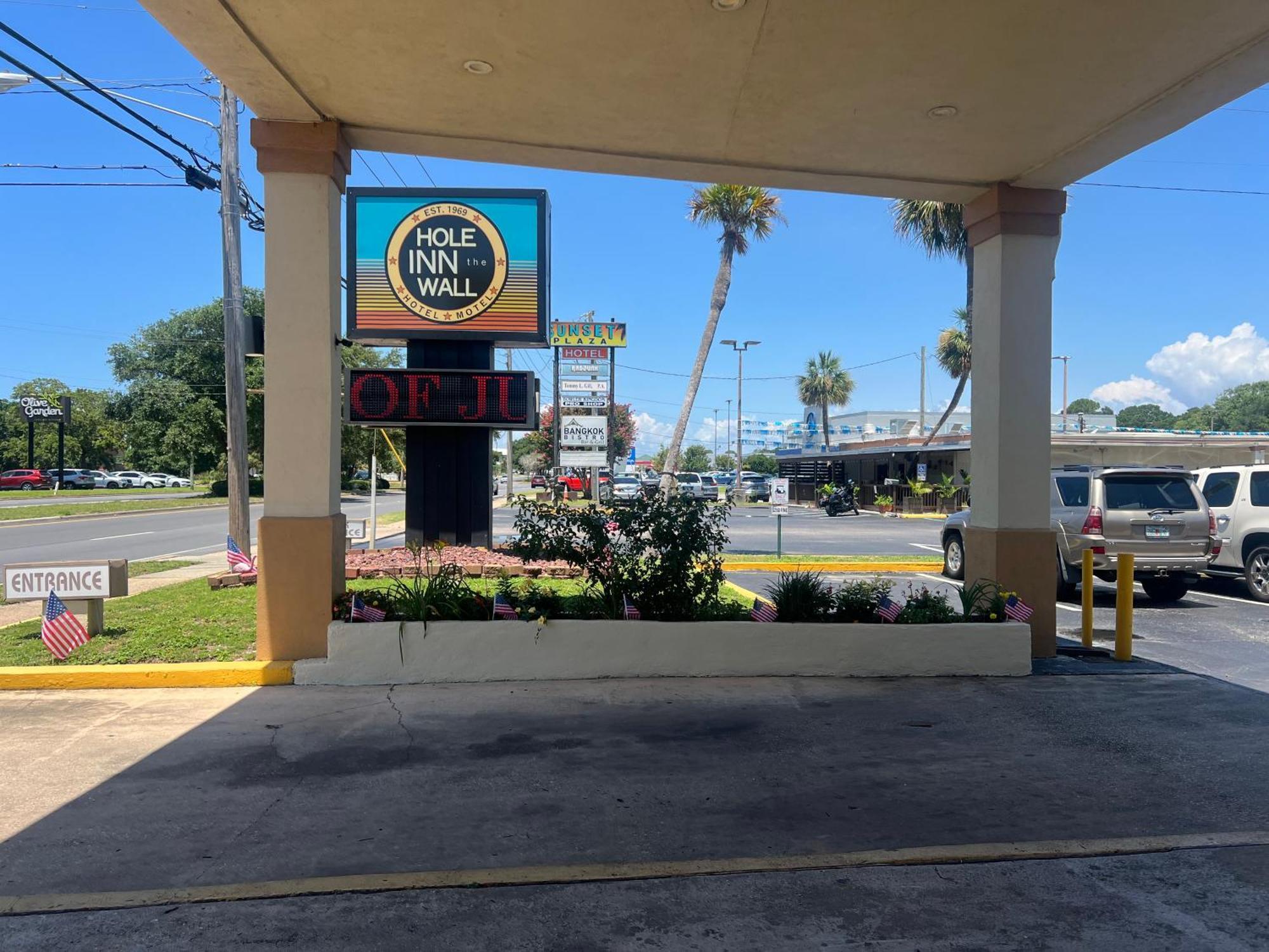 Hole Inn The Wall Hotel - Fort Walton Beach - Sunset Plaza - Nearby Beaches & Hurlburt Екстер'єр фото