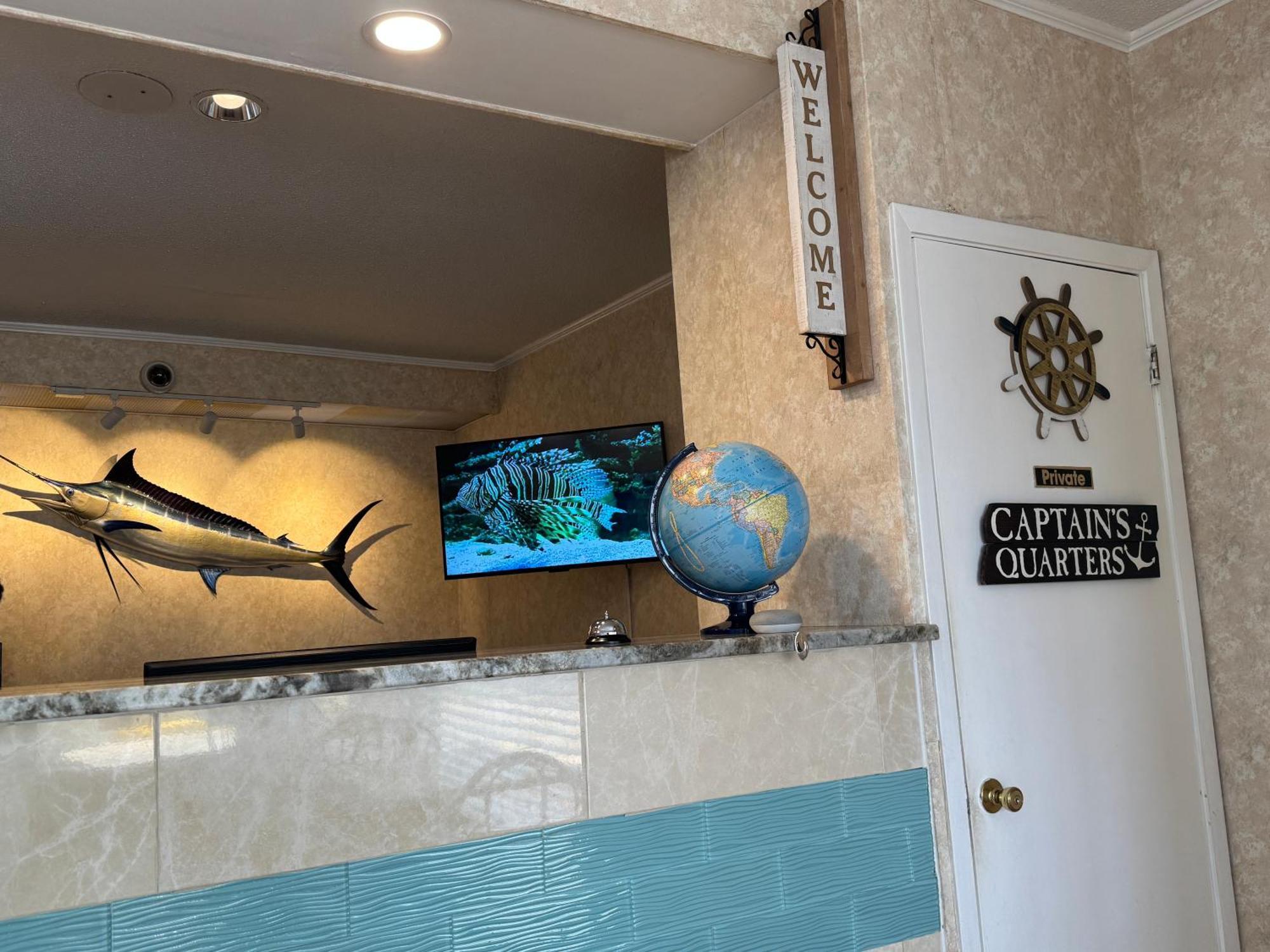 Hole Inn The Wall Hotel - Fort Walton Beach - Sunset Plaza - Nearby Beaches & Hurlburt Екстер'єр фото