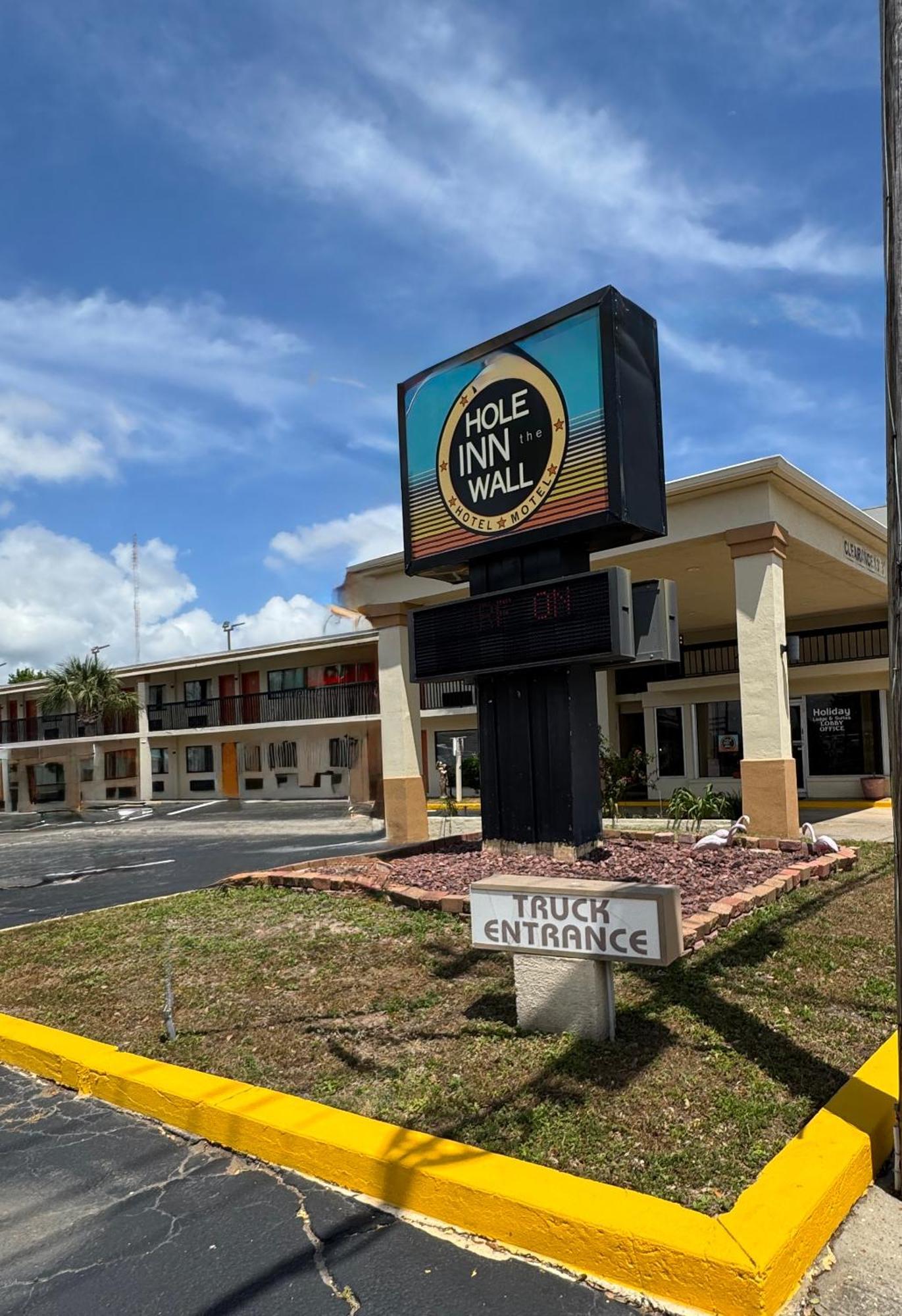 Hole Inn The Wall Hotel - Fort Walton Beach - Sunset Plaza - Nearby Beaches & Hurlburt Екстер'єр фото